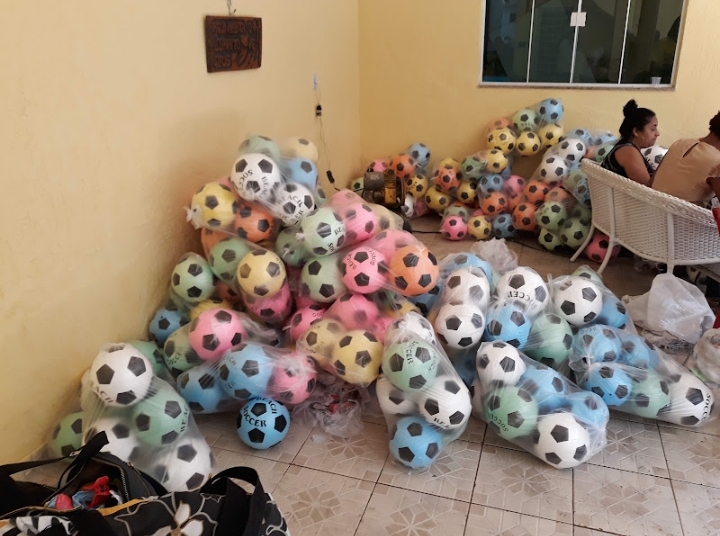 Bolas de futebol separadas para distribuição na Festa do Dia das Crianças