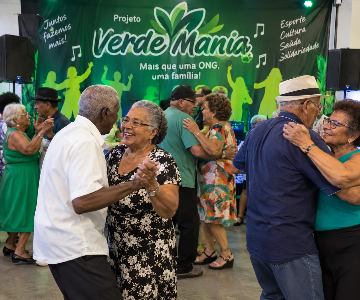 Participantes do Projeto Melhor Idade dançando em baile de dança de salão da Verde Mania